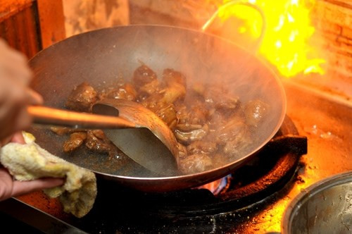 Lẩu khô. Lẩu khô tuy lạ nhưng nhiều người khen độc đáo và ngon miệng chẳng hề thua kém các món lẩu thông thường. Lẩu khô không dùng nồi mà dùng một chiếc chảo chống dính lòng rộng, không cần đến muôi thủng, muôi canh mà sử dụng một chiếc xẻng nhỏ, không cả nước lẩu mà chỉ có một tô nước sốt để cạnh. Các nguyên liệu được đảo cùng với gia vị trong chảo cho chín trước. Ảnh: chudu24