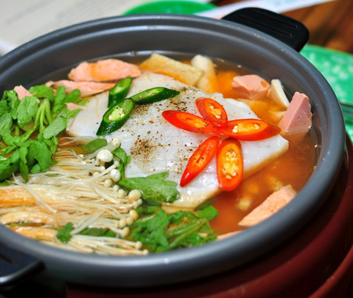 Lẩu mực bánh gạo. Món ăn đang hot bên xứ Hàn này ngay khi có mặt tại Việt Nam cũng được giới trẻ yêu thích. Lẩu mực bánh gạo gọn gàng mà vẫn đã mắt với dải mực lớn chiếm gần nửa nồi. Ảnh: zing