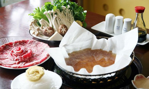 Lẩu giấy. Đây là món ăn mang nét văn hóa đặc biệt của xứ sở mặt trời mọc. Điểm đặc biệt của lẩu giấy là việc thay thế nồi lẩu thông thường bằng giấy washi, một loại giấy truyền thống của Nhật Bản với khả năng chống thấm và chịu nhiệt rất cao. Ảnh: baodulich