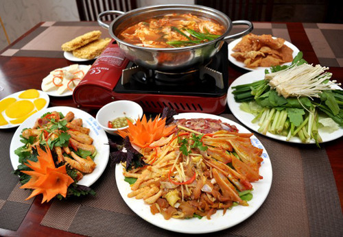 Lẩu chân gà kim chi. Đây là món lẩu mới nổi trên phố Hàng Mành được nhiều bạn trẻ yêu thích. Lẩu chân gà kim chi rất phù hợp trong những ngày rét đậm bởi cái vị cay nồng, ấm nóng. Ảnh: zing