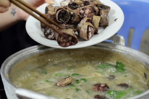 Tùy vào sở thích của mỗi người mà lựa chọn các loại lẩu cháo khác nhau như lẩu cháo cá, lẩu cháo lòng, lẩu cháo chim, lẩu cháo sườn...Rau gia vị ăn kèm phụ thuộc vào từng loại cháo. Lẩu cháo cá ăn cùng hành củ, tía tô, thì là...; lẩu cháo sườn ăn cùng cải cúc, nấm tươi...; lẩu cháo chim, lẩu lòng cũng không thể thiêu chút tía tô, hành hoa. Ảnh: chudu24