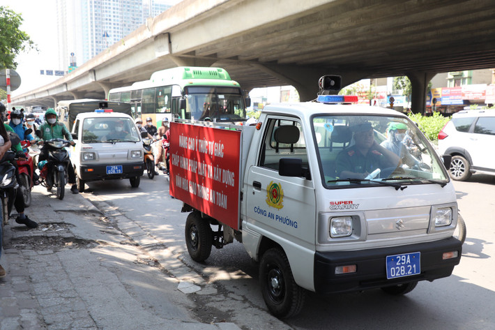 Phường Hạ Đình tăng cường công tác tuần tra kiểm soát, tuyên truyền người dân không lấn chiếm không gian đi bộ.