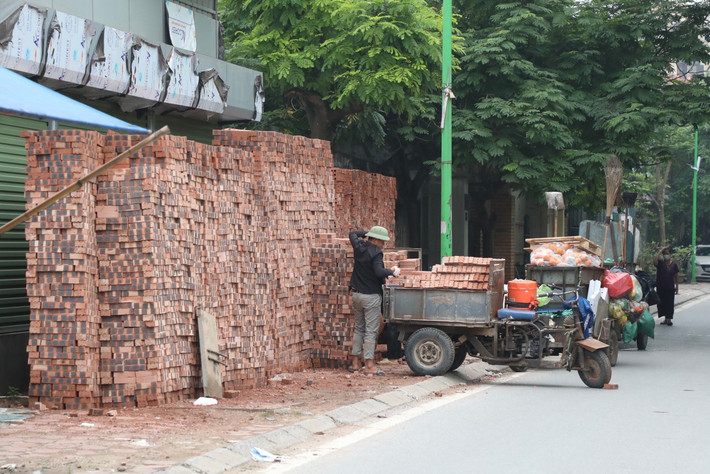 Bên cạnh đó, vỉa hè còn trở thành khu vực tập kết vật liệu xây dựng, rác thải, nuôi động vật...