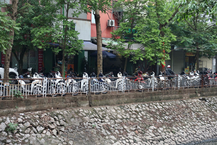 Hàng dài xe bịt kín vỉa hè ven bờ sông Sét.