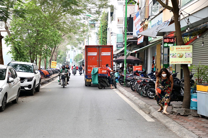 Dọc đường ven sông Sét, dân cư tập trung đông đúc. Người đi bộ gặp khó khăn khi di chuyển qua khu vực này.