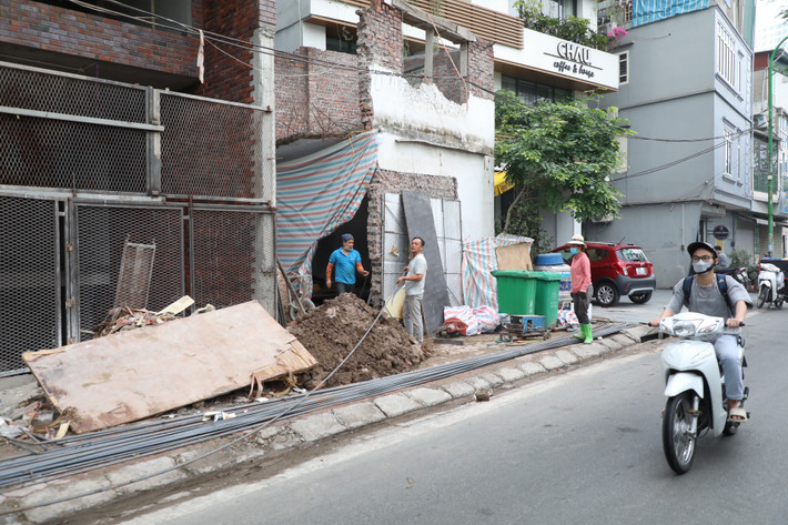 Theo ghi nhận, đối diện nhà tôn này là một công trình đang thi công.