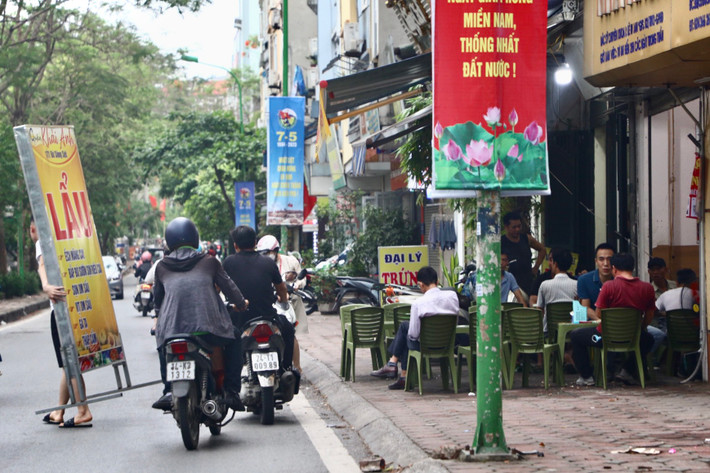 Các hộ kinh doanh bày tràn lan bàn ghế ra vỉa hè, người đi bộ chỉ có sự lựa chọn duy nhất là đi xuống lòng đường.