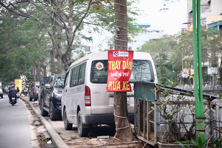 Tại ngõ 553 đường Giải Phóng (phường Giáp Bát) vỉa hè cũng biến thành nơi đỗ xe máy, ô tô.