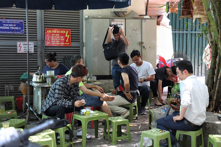 Thời điểm này các quán nước giải khát luôn đông khách.