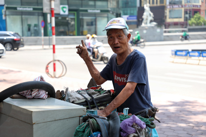 Ông Phạm Văn Dậu (80 tuổi, Hà Nội) làm nghề bơm vá xe đạp, xe máy tại quận Thanh Xuân chia sẻ: “Nắng nóng như thế này tôi chỉ làm được nửa buổi thôi. Hôm qua và nay tôi thấy nóng hơn cả so với mọi hôm, tôi phải chọn chỗ râm mát để trú".