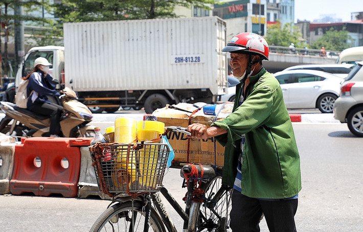 Gương mặt sạm đen của người lao động vất vả khi đi dưới cái nắng như thiêu đốt.