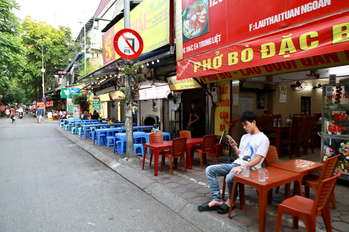 Cùng với đó là các biển quảng cáo, mái che, mái vẩy vi phạm chiếm dụng hè phố, lòng đường.
