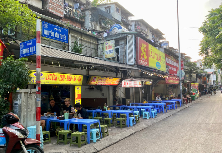 Con phố "ẩm thực" nhộn nhịp với hàng dài bàn ghế ngang nhiên chiếm dụng toàn bộ vỉa hè 2 bên đường ảnh hưởng đến vệ sinh môi trường, mất mỹ quan đô thị và an toàn giao thông.