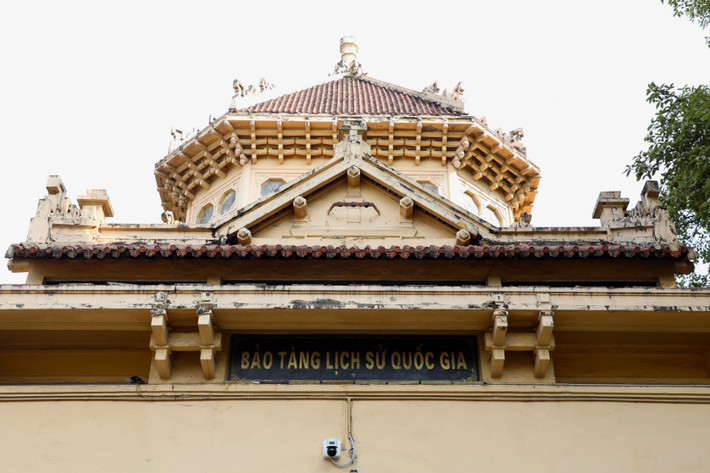 Không gian sảnh chính hình bát giác có kích thước mỗi cạnh lớn lên đến 11m. Không gian trưng bày chính nằm ngay sau đại sảnh có hình chữ nhật kéo dài xuyên phòng, có sự chuyển tiếp được tổ chức khéo léo.