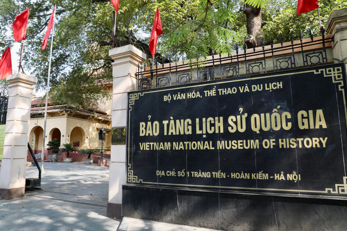 Bảo tàng Lịch sử quốc gia nằm tại số 1 phố Tràng Tiền (quận Hoàn Kiếm, Hà Nội), là một công trình kiến trúc tiêu biểu cho phong cách kiến trúc Đông Dương.