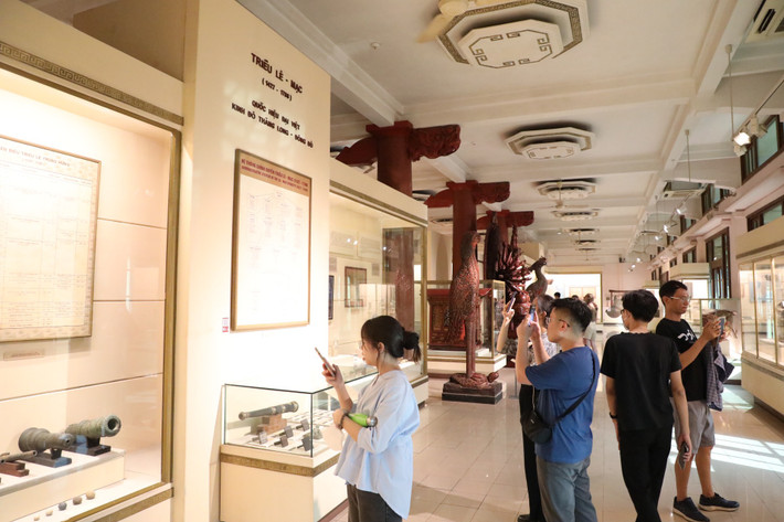 Ban đầu, chức năng chính của bảo tàng dùng để trưng bày những sưu tập hiện vật nghệ thuật châu Á có được qua hoạt động nghiên cứu, sưu tầm, khảo cổ của Viện Viễn Đông Bác cổ. Năm 1958, Chính phủ Việt Nam chính thức tiếp quản công trình này và trưng bày hiện vật về lịch sử Việt Nam.