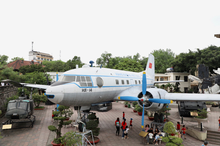 Máy bay IL-14 số hiệu VN-C482 được Chính phủ Liên Xô tặng Chủ tịch Hồ Chí Minh năm 1958, hiện tại đang được trưng bày tại Bảo tàng Lịch sử Quân sự Việt Nam.