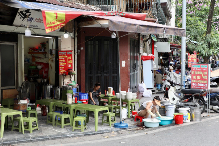 Tại phố Hàng Chiếu, quán ăn ngang nhiên bày bán hết toàn bộ vỉa hè, chiếm phần đường của người đi bộ. Thậm chí nhân viên còn rửa bát ngay trên vỉa hè trông rất nhếch nhác, mất mỹ quan đô thị.