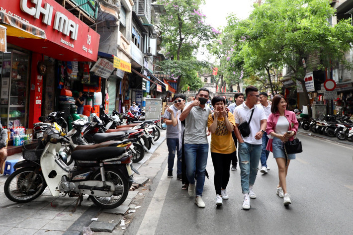 Người đi bộ buộc phải đi xuống lòng đường tại phố Hàng Chiếu.