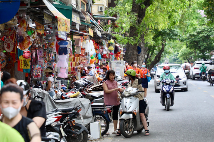 Tại phố Hàng Mã, hàng hóa vẫn bị bày bán tràn lan ra vỉa hè. Có thể thấy tình trạng hàng hóa, xe máy chiếm toàn bộ vỉa hè là tình trạng chung phổ biến tại khu vực phố cổ.