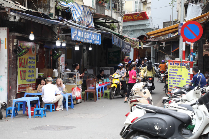 Thời gian qua, lực lượng chức năng liên tục tiến hành nhắc nhở, xử phạt các trường hợp cố tình lấn chiếm vỉa hè. Nhưng theo ghi nhận của PV, vỉa hè của khu phố cổ Hà Nội thuộc địa bàn quận Hoàn Kiếm vẫn bị chiếm dụng nghiêm trọng.