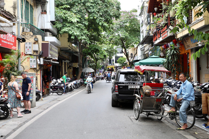 Vỉa hè tại phố Mã Mây.