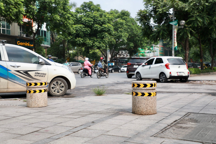 Bạn Vũ Trương nêu quan điểm: "Phương án này hay nha. Vừa ngăn chặn ô tô, xe máy lên vỉa hè, bảo vệ vỉa hè khỏi vỡ, hỏng. Vừa tạo điều kiện cho nguời đi bộ được di chuyển an toàn, mệt thì ngồi nghỉ, ngắm phố khi mỏi chân. Nhìn tích cực xíu hè".