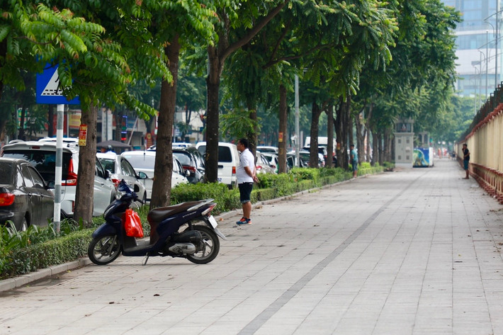 Bạn Mai Đức Hiệp đề xuất: "Dọc các tuyến vỉa hè hãy cho lắp camera an ninh, ai vi phạm thì phạt nguội. Không thì tổ chức lực lượng công an thường xuyên đi tuần tra. Ai đỗ xe lên vỉa hè thì lập biên bản luôn, làm thật nghiêm thì sẽ có hiệu quả".