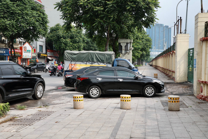 Bên cạnh đó, nhiều bạn đọc cho rằng, nếu không được ngăn chặn bằng phương pháp này thì xe máy, ô tô sẽ đỗ kín vỉa hè, người đi bộ sẽ không có lối đi.