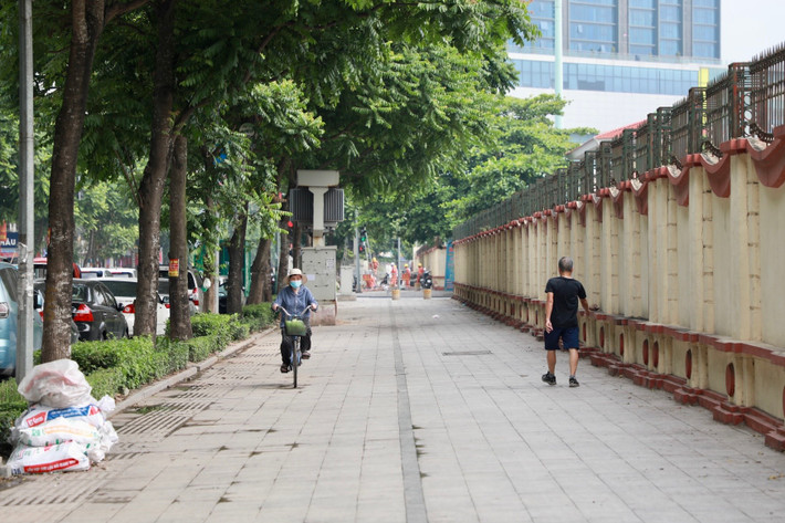 "Từ giờ lòng đường là nơi đỗ xe và vỉa hè lại là nơi cho xe máy di chuyển haizzz", bạn Họ Ngo bình luận.