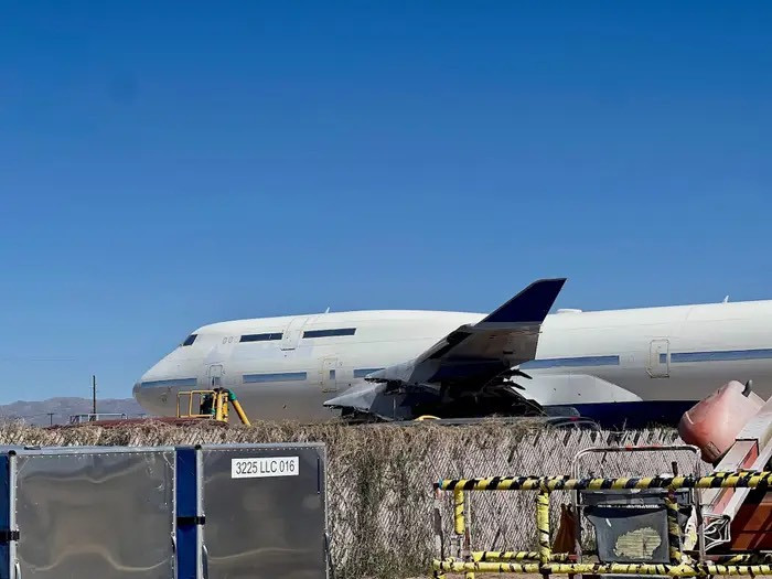 Một chiếc Boeing 747 cũ đã "dầm mưa dãi nắng" ở Sân bay Pinal nhiều năm trời không được sử dụng.
