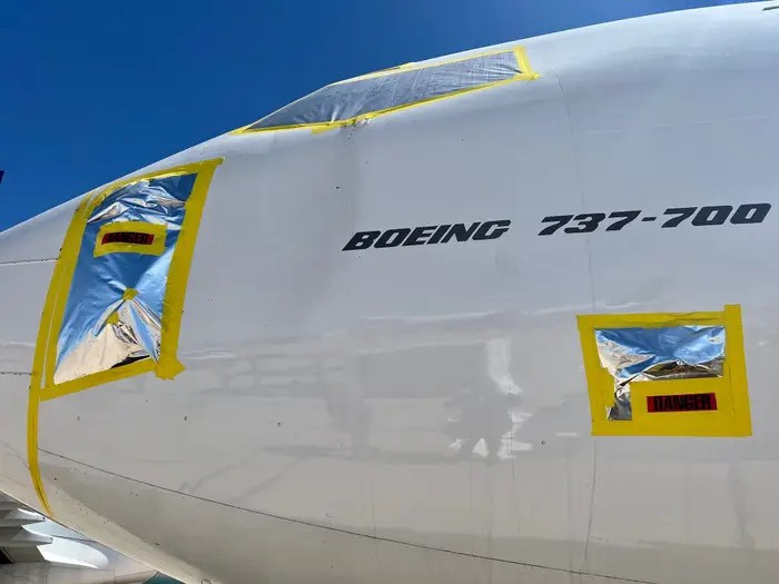 Một chiếc Boeing 737-700 với các lớp bọc màu bạc ngoài vỏ máy. Các bộ phận quan trọng như động cơ, ống pitot, hệ thống và thiết bị hạ cánh đều được niêm phong và bảo vệ. Thông thường, các thợ cơ khí AAS phải mất hai tuần chuẩn bị để sẵn sàng cất giữ một chiếc máy bay.