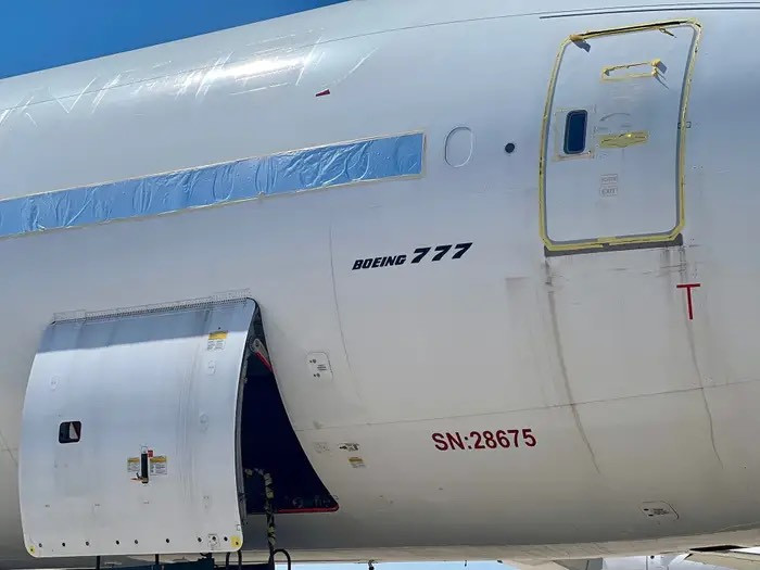 Một chiếc Boeing 777 trong giai đoạn bảo trì tại cơ sở Pinal. Những chiếc máy bay còn giá trị sử dụng được kiểm tra và bảo dưỡng thường xuyên để giữ cho chúng có thể bay được. Mặt khác, các máy bay quá cũ sẽ có thể bị bỏ mặc, bám bụi theo thời gian.