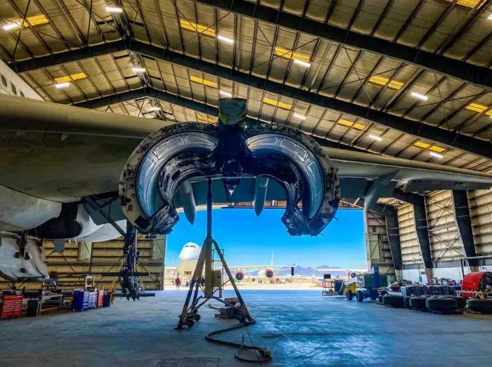 Ascent Aviation Services (AAS) - doanh nghiệp cung cấp dịch vụ máy bay lớn nhất tại khu vực này - đã phải tăng cường nhân viên để duy trì lượng khách đến liên tục không ngừng. Giám đốc kinh doanh Scott Butler của AAS chia sẻ rằng từ tháng 3/2020, tần suất máy bay đổ về đây khoảng 1 chiếc/giờ - đòi hỏi đơn vị này phải bổ sung hơn 150 thợ máy.