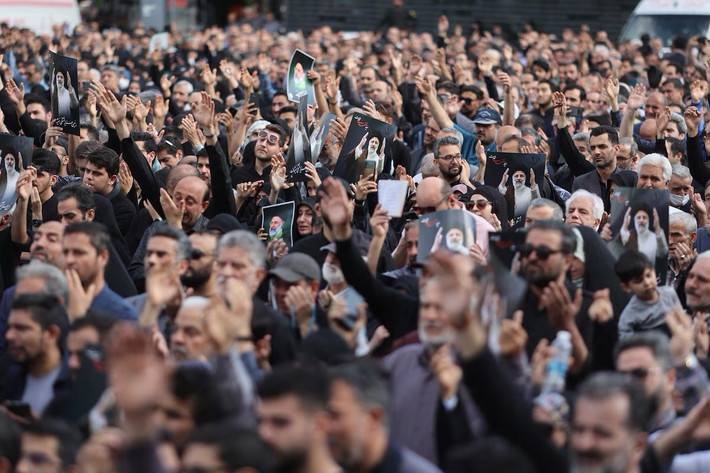 Rất đông người dân Iran đã tham dự lễ tưởng niệm cố Tổng thống Ebrahim Raisi tại Tehran hôm 20/5. (Nguồn ảnh: Reuters)