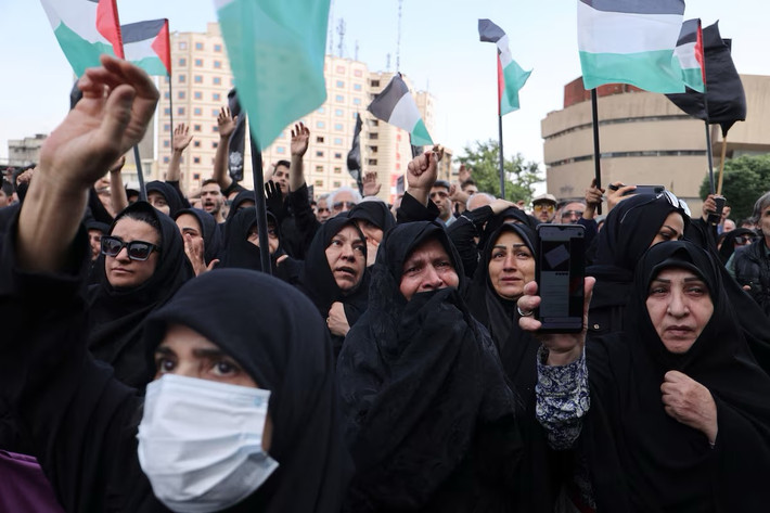Hình ảnh một người phụ nữ Iran không kìm được nước mắt trước sự ra đi của Tổng thống Raisi.