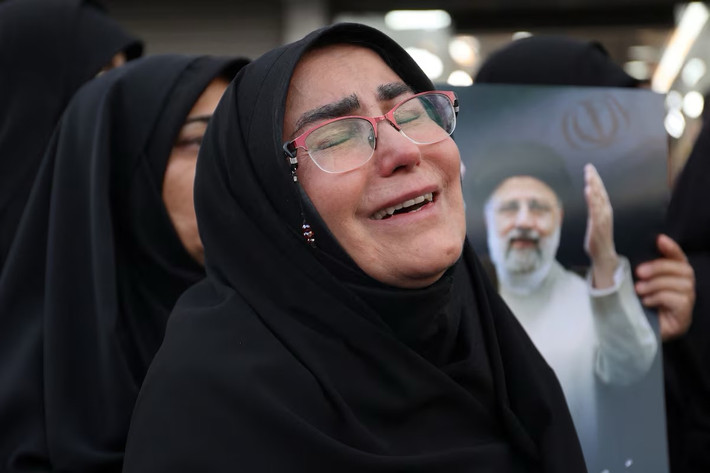 Một phụ nữ Iran khóc nức nở trong buổi lễ tưởng niệm.