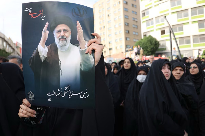 Tổng thống Iran Ebrahim Raisi, 63 tuổi, một giáo sĩ có đường lối cứng rắn, được coi là người có khả năng kế vị ông Ayatollah Ali Khamenei trở thành nhà lãnh đạo tối cao.