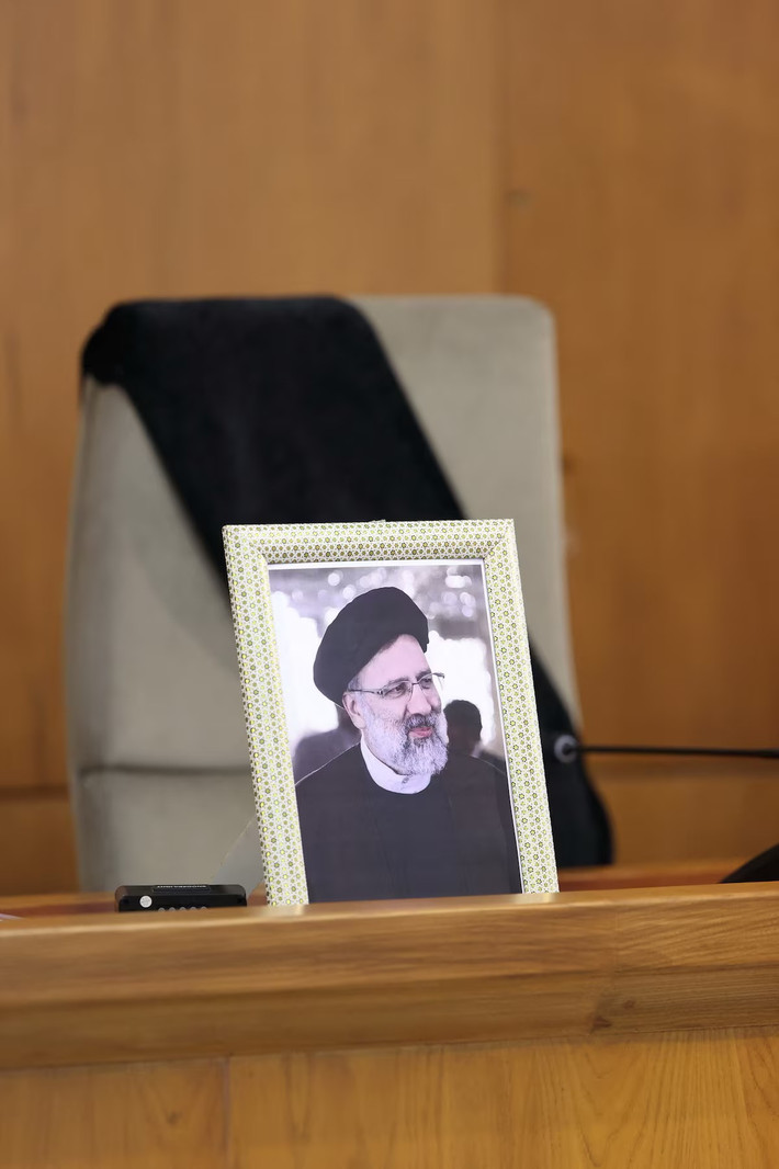 Bức ảnh cố Tổng thống Iran Ebrahim Raisi được trưng bày trong Nội các Chính phủ Iran ở Tehran.