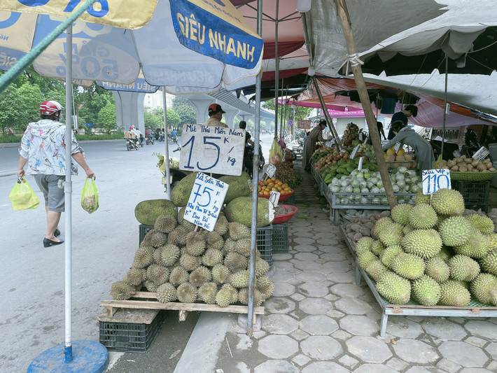 Người dân đi qua đều phải đi vòng xuống lòng đường, nguy cơ tiềm ẩn tai nạn giao thông rất cao. Không chỉ vậy, nhiều hộp bìa carton, giỏ nhựa, trái cây hư hỏng đều được tập kết ngay sau sạp bán, cộng thêm mùi nước sông, mùi rác khiến cho khu vực này trở nên mất vệ sinh, mất mỹ quan đô thị.
