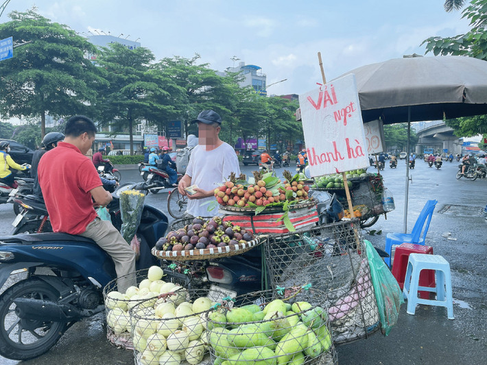 Khu vực đường Nghiêm Xuân Yêm (quận Thanh Xuân), gần Đại học Thăng long cũng có tình trạng lấn chiếm vỉa hè để buôn bán, xe thồ chứa trái cây vắt ngang vỉa hè.