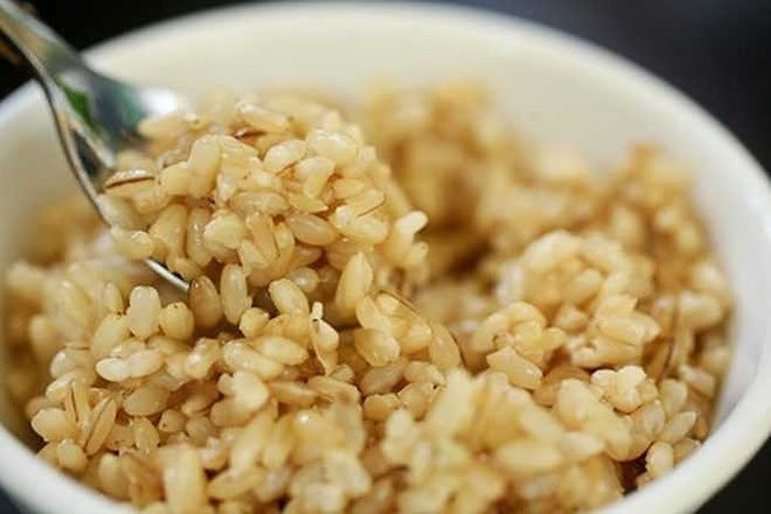 Cơm rượu nếp (hoặc nếp cẩm) là món ăn không thể thiếu đối với bất cứ gia đình nào trong ngày Tết Đoan ngọ. Sáng mùng 5/5 âm lịch, tất cả mọi người sau khi vệ sinh cá nhân đều cùng nhau ăn một chút cơm rượu nếp với mong muốn và niềm tin sẽ đẩy lùi được mầm bệnh trong cơ thể.