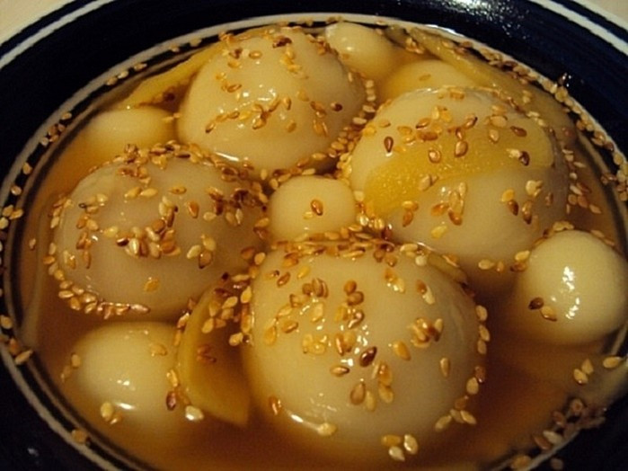 Chè trôi nước: Người miền Bắc ăn bánh trôi vào ngày 3 tháng 3 Âm lịch nhưng người miền Nam lại ăn món chè trôi nước có cách làm tương tự vào ngày 5 tháng 5- ngày Tết giết sâu bọ. Bánh trôi được làm từ bột nếp, nhân đậu xanh ăn kèm với nước cốt dừa. Theo dân gian quan niệm thì món này được làm từ gạo nếp – nguyên liệu được nhân dân ta quan niệm có khả sâu bọ rất tốt.