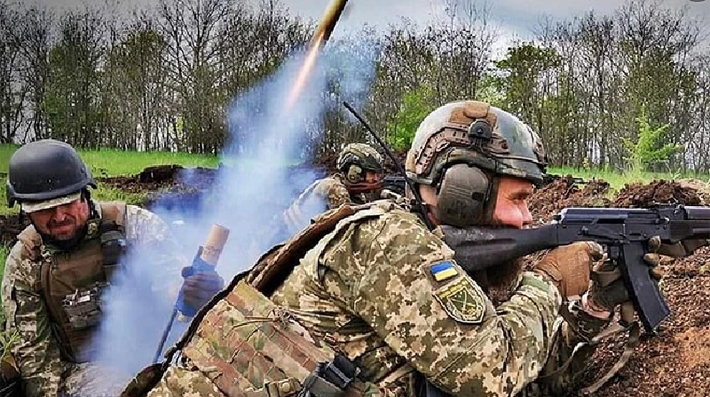 Các báo cáo đáng tin cậy cho biết Quân đội Ukraine đã phát động một cuộc phản công mạnh mẽ ở Selidovo, đẩy lùi Quân đội Nga khỏi phía nam của thành phố. Ảnh:Reuters.