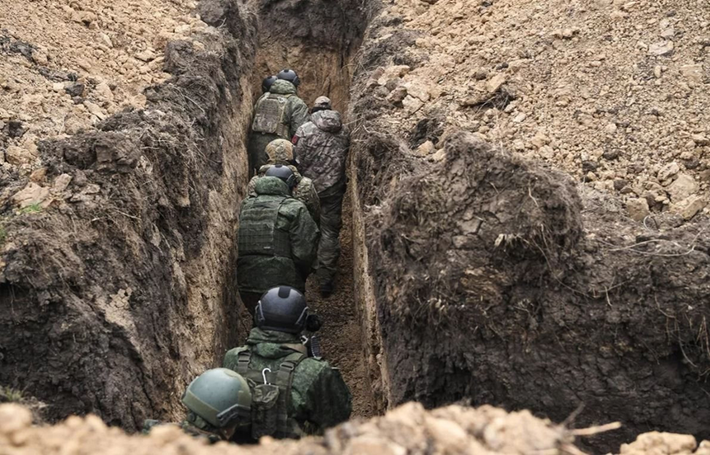 Quân đội Nga rất khéo léo trong chiến tranh cơ động, họ không tự di chuyển mà huy động Quân đội Ukraine để bịt các lỗ rò rỉ khắp nơi, loại bỏ lực lượng hữu hiệu khi Quân đội Ukraine không ổn định. Ảnh: Bộ Quốc phòng Nga.