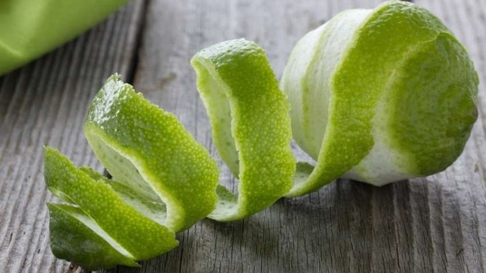 Do hàm lượng axit citric cao nên vỏ chanh còn có thể ngăn chặn răng và nướu vấn đề liên quan đến răng miệng cực hiệu quả. Ảnh bachhoaxanh.