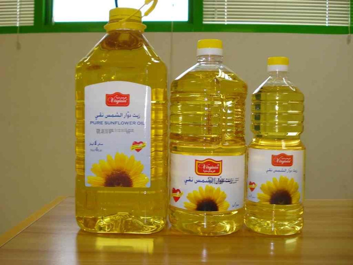 Lý do là vì dầu ăn đã qua chế biến và tiếp xúc với nhiệt độ cao có chứa transfat - một chất có thể gây ung thư nếu sử dụng trong thời gian dài. Ảnh alicdn.