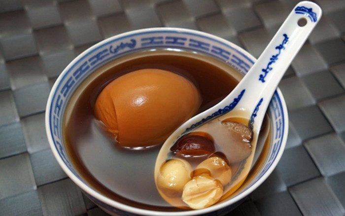 Chè trà trứng gà. Còn được gọi là chè hột gà trà rất phổ biến với giới trẻ Sài Gòn. Món chè nghe có vẻ kì lạ này là món tráng miệng truyền thống của người Trung Hoa. Ai đã dùng thử một lần nhất định khó quên mùi vị, thậm chí bị nghiện bởi vị bùi của lòng đỏ trứng, dai giòn của lòng trắng được nấu kĩ với trà đen khiến vị trà ngấm vào trứng, cho mùi hương thơm nhẹ, ngọt ngào. Ảnh: Duongdo.
