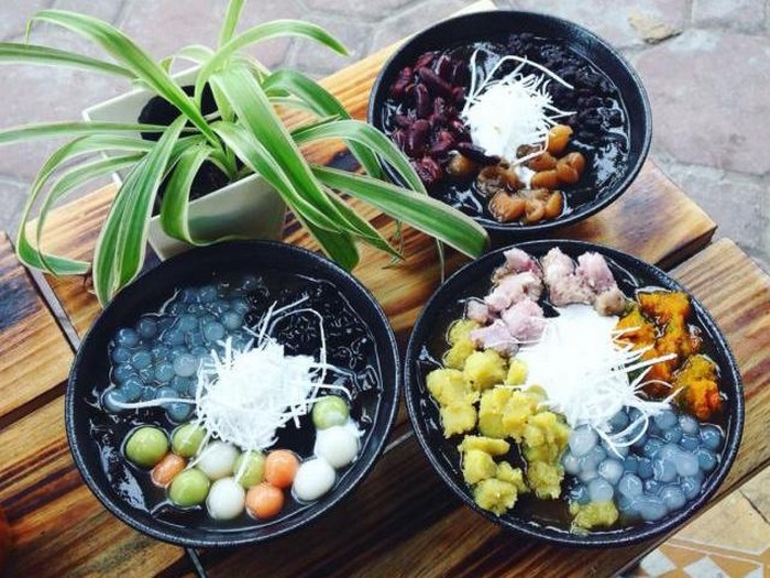 Nếu chọn số 1, sẽ có thạch sương sáo kèm theo hạt sen, đậu xanh, hạt trân châu ăn với sữa béo. Chọn số 2 sẽ có thêm khoai lang, y dĩ và trân châu. Số 3, ngoài sự mát lạnh của thạch có kèm đậu đỏ nấu nhừ nguyên hạt, đậu phộng mềm bùi và thơm kèm với những viên trân châu. Ảnh: Ivivu.