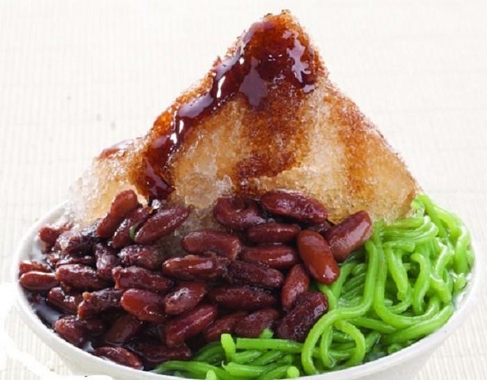 Chè Chendol Singapore. Món chè này còn được gọi là salad ngọt của Đảo quốc Sư tử với màu sắc sặc sỡ. Thành phần chính của chè gồm thạch, bánh bột gạo lá dứa, bắp hạt, hạt đác, đậu đỏ, bột nếp rưới cùng nước cốt dừa. Ảnh: Tourgiare.